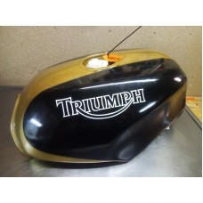 Tank Triumph T300 aangepast/gespoten Tank Triumph T300 aangepast/gespoten